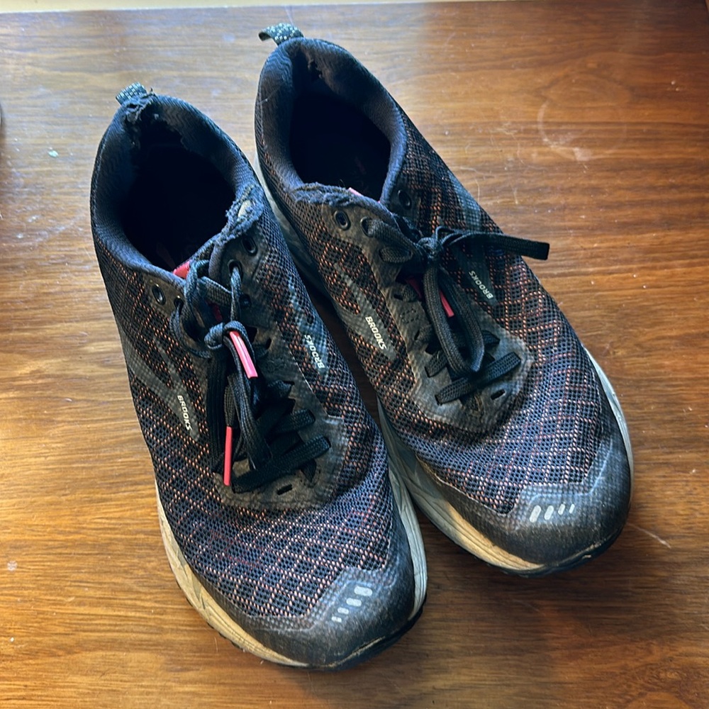 Brooks Calderas Size 9 Womens